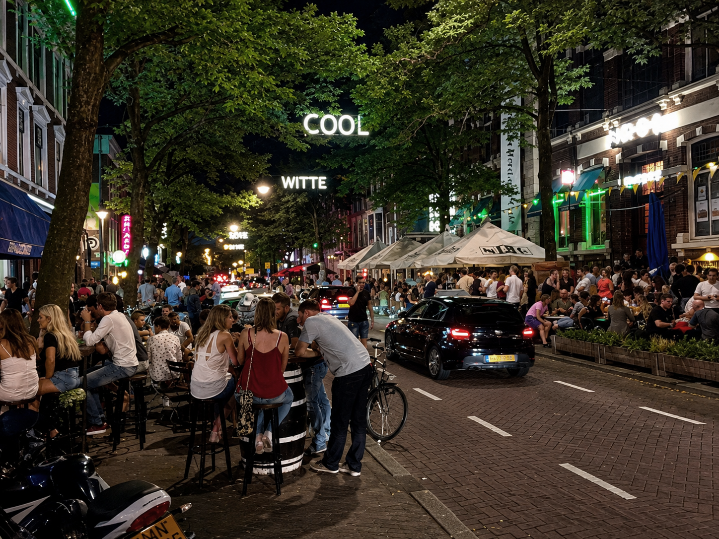 Taxi bij een horecagebied in de avond