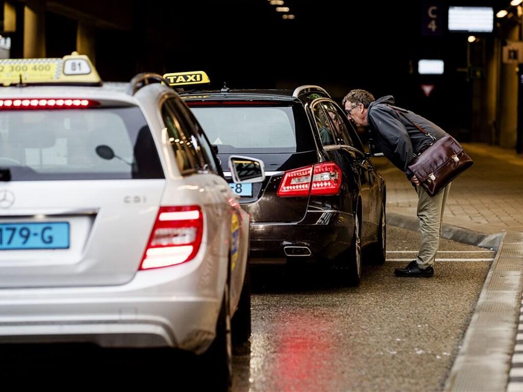Passagier stapt uit een taxi