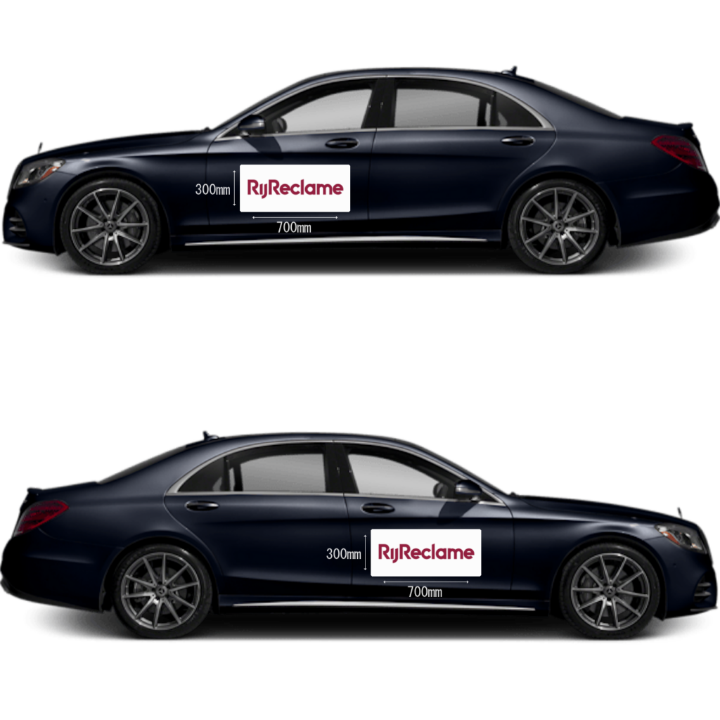 Magnetisch reclamebord van 70 bij 30 cm op het voorportier van een taxi